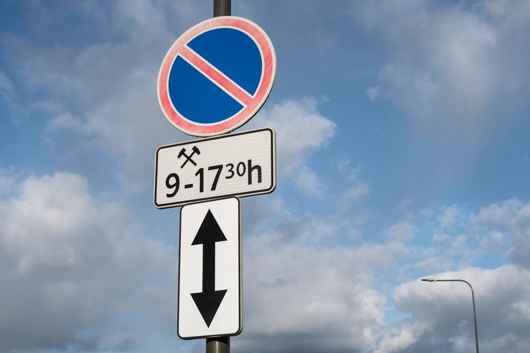 Nepaiso: kai kurie vairuotojai automobilius palieka pagal seną tvarką.