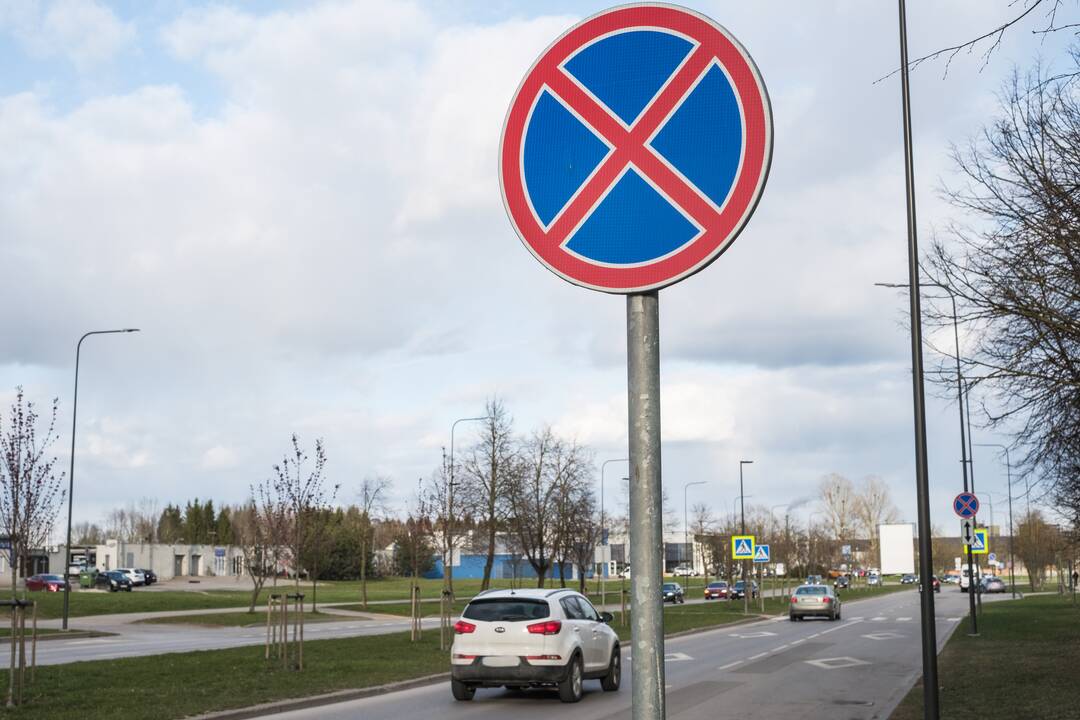 Nepaiso: kai kurie vairuotojai automobilius palieka pagal seną tvarką.