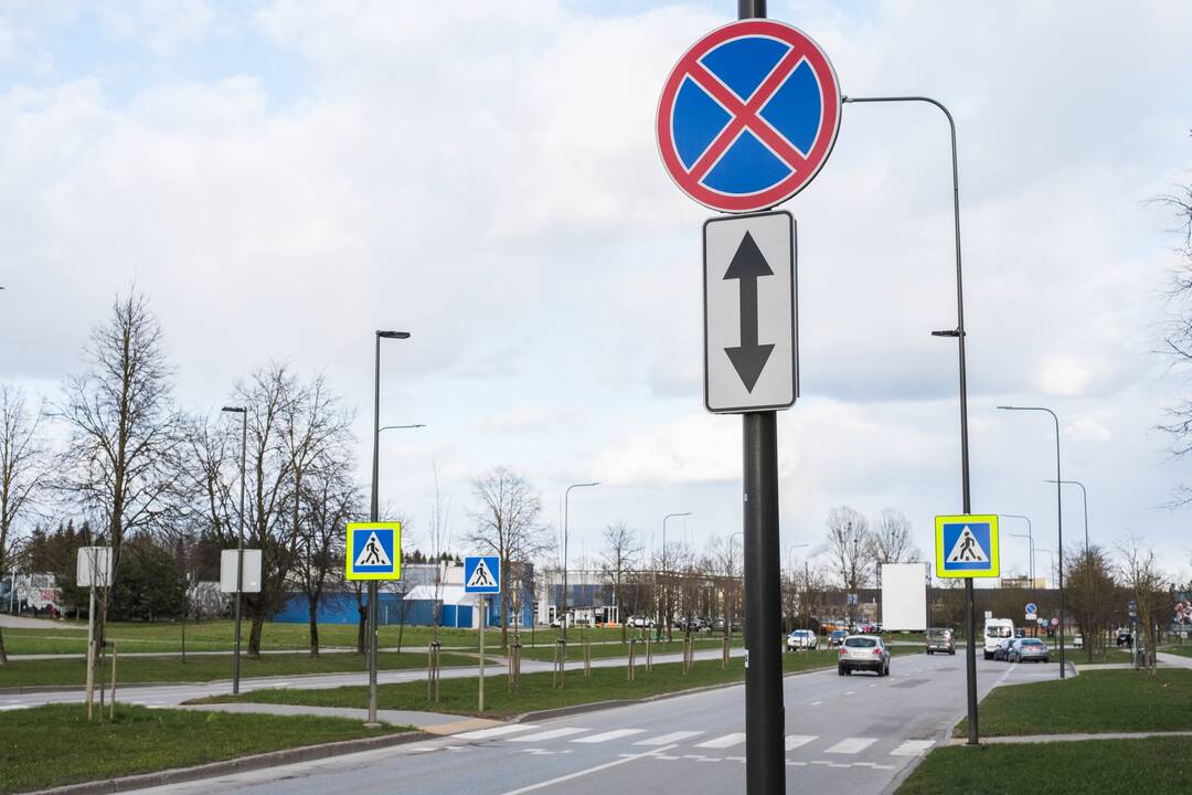 Nepaiso: kai kurie vairuotojai automobilius palieka pagal seną tvarką.