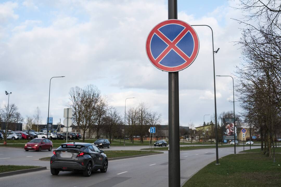 Nepaiso: kai kurie vairuotojai automobilius palieka pagal seną tvarką.