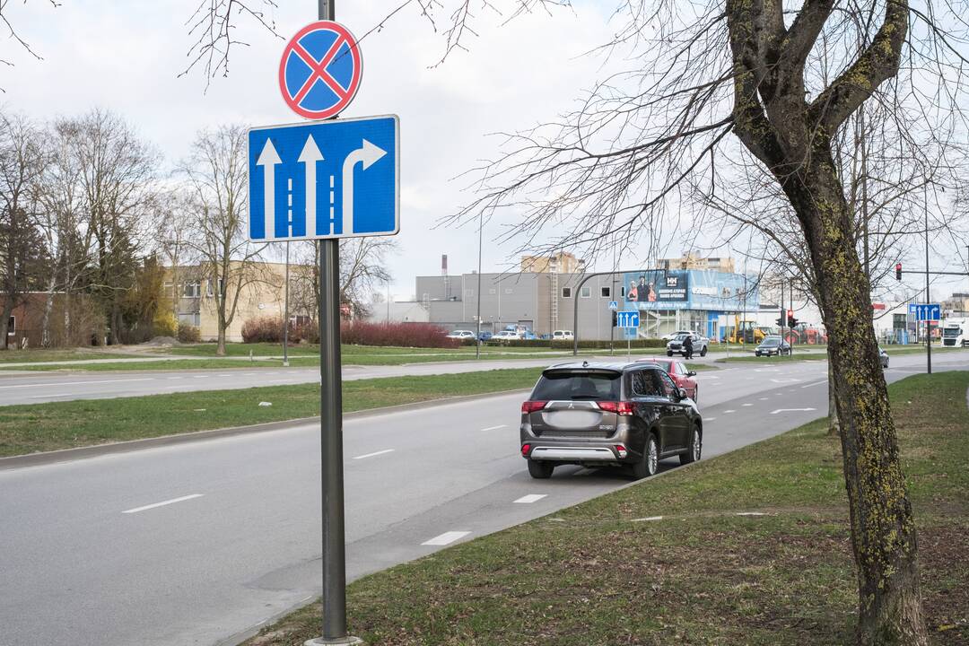 Nepaiso: kai kurie vairuotojai automobilius palieka pagal seną tvarką.