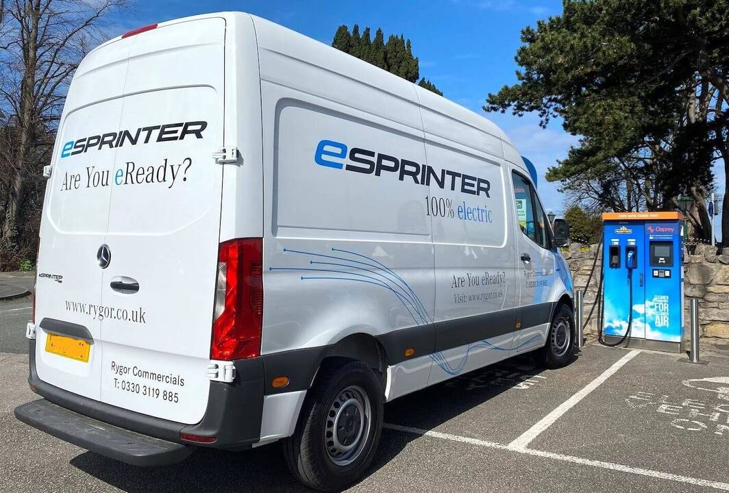 Veteranai: keliuose vis dar galima sutikti pirmųjų kartų „Mercedes-Benz Sprinter“.