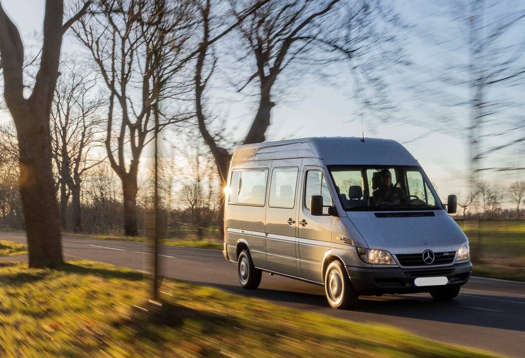 Veteranai: keliuose vis dar galima sutikti pirmųjų kartų „Mercedes-Benz Sprinter“.