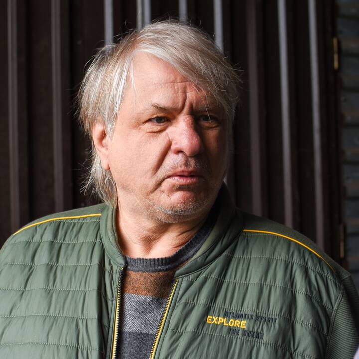 Pradžia: vakar darbininkai pjaustė medines sandėlio dalis ir krovė jas į atgabentą konteinerį.