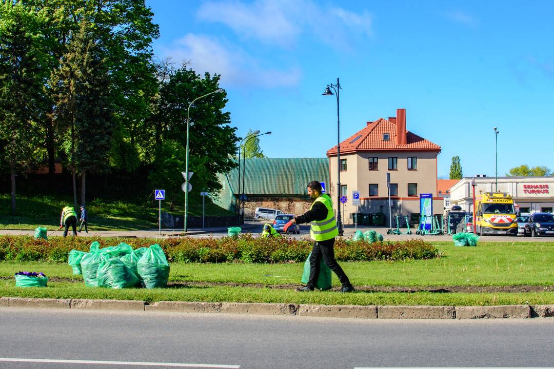 Darbai: prie Senojo turgaus gėlės imtos sodinti vakar rytą.