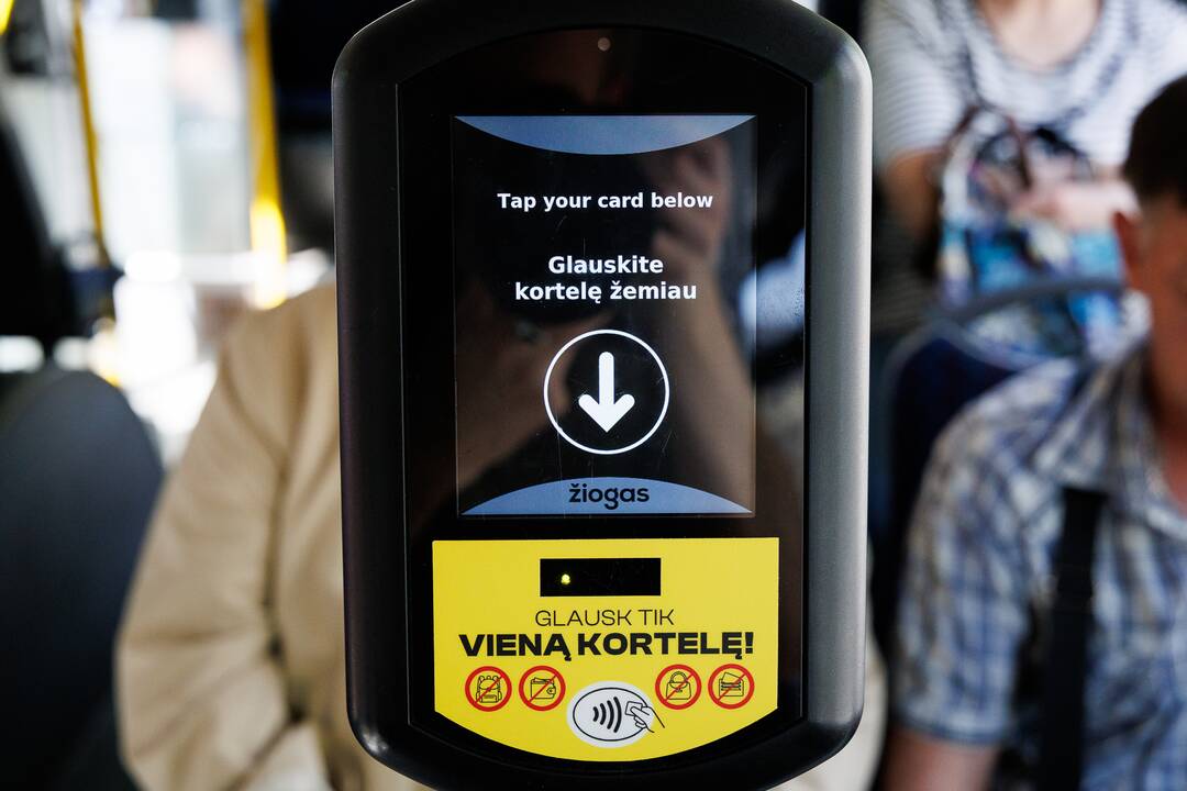 Naujovė: tarybai pritarus, nuo rugpjūčio 1 d. Kauno viešajame transporte už kelionę bus galima atsiskaityti ir banko kortele.