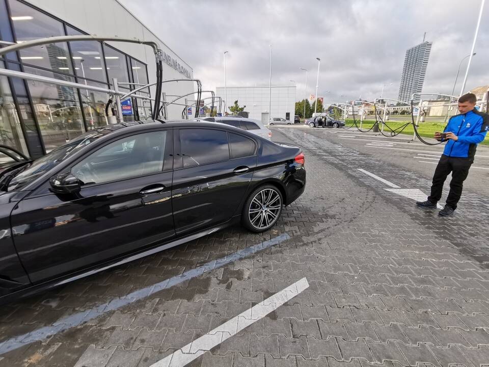 Užtemimas: fiksuota atvejų, kai, veikiant plovimo programai, žmonės atidaro langą arba net išlipa iš automobilio.