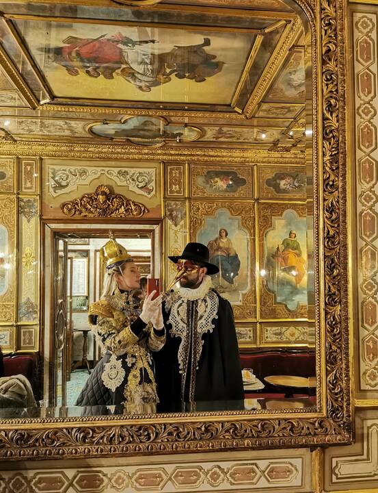 Venecijos karnavalui A. Mikalauskienė siūdinosi specialų kostiumą, o svarbiausia buvo karūna – joje įrengtas karališkas kambarys. 