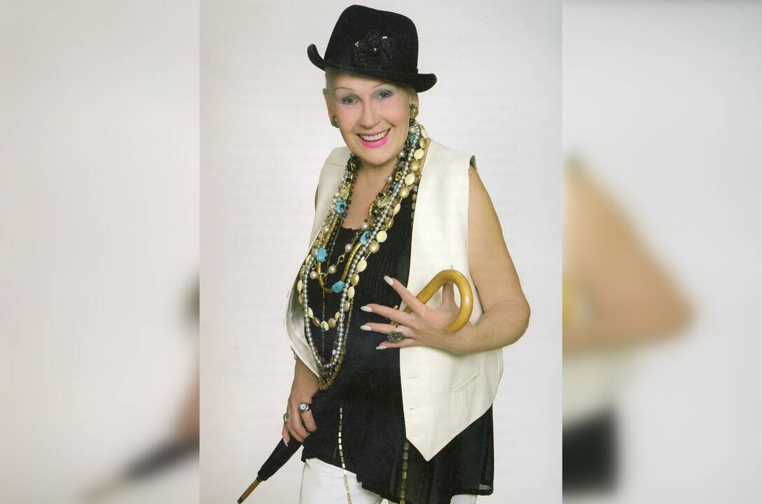 Primadona: ryški, išskirtinė savo povyza ir laikysena, sklidina skaidraus optimizmo – tokia yra 55 sezonus Kauno valstybiniame muzikiniame teatre dainavusi B. Petravičiūtė-Barkauskienė.