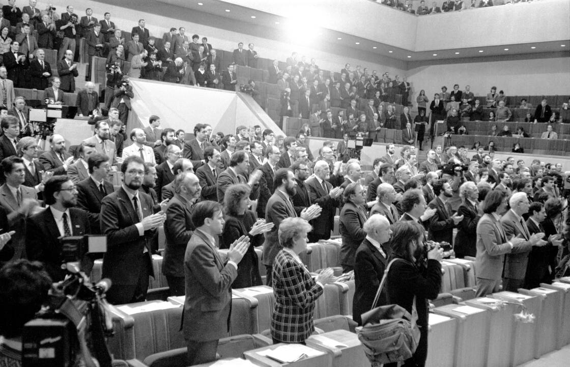Situacija: tarpukario Lietuvos politikoje dominavo vyrai. IV Seimo vinjetė. Kaunas, 1936 m.