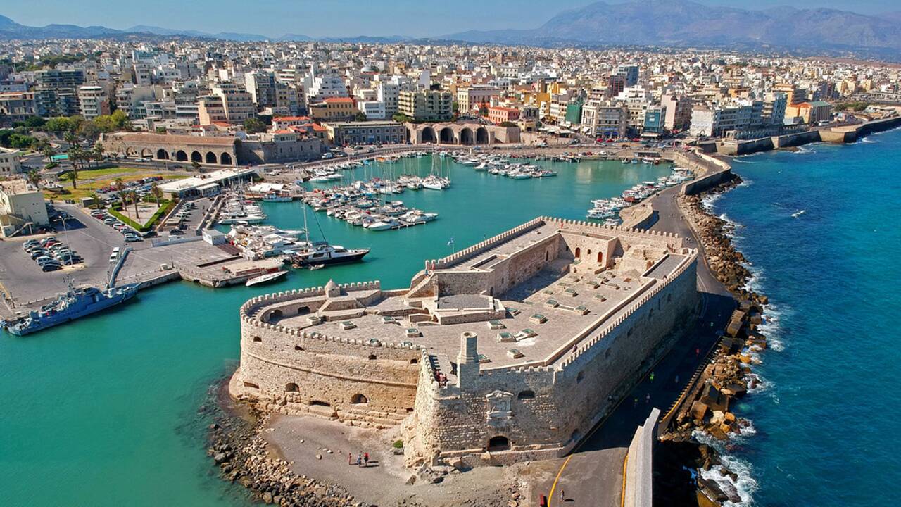Kerintis: Agios Nikolaos miestelis Kretos pietuose vilioja ne tik jaukumu, bet ir miesto centre telkšančiu Voulismeni ežeru.