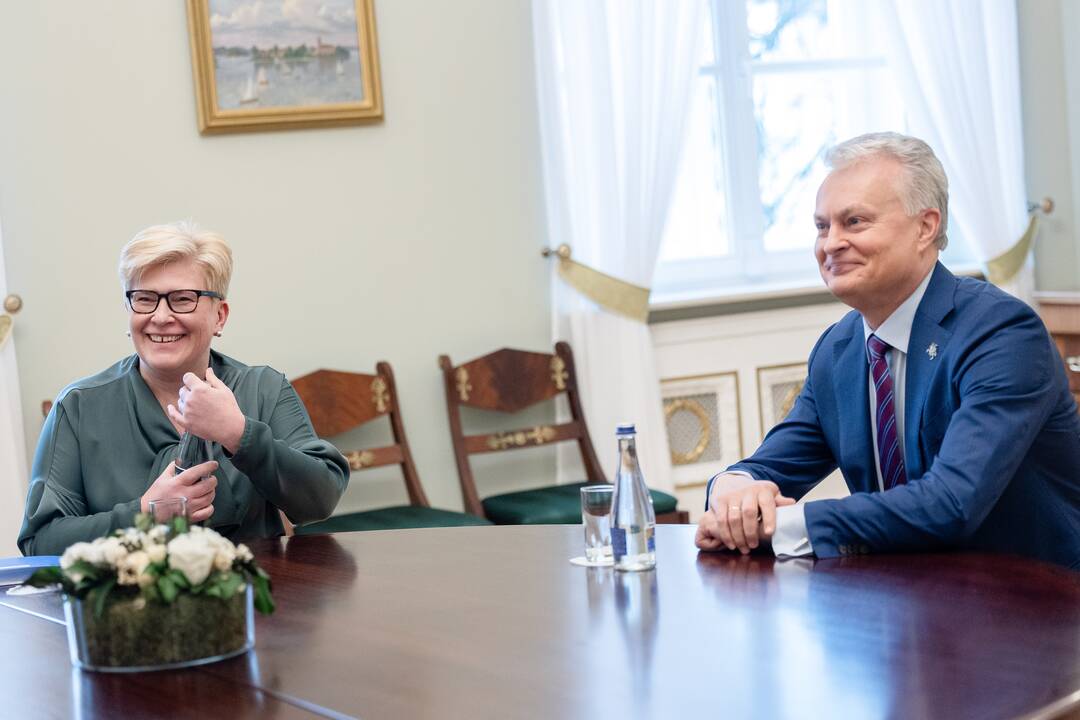 Apklausose A. Anušauskas – populiariausiųjų trejetuke. Tačiau jis kritikuotas dėl skubėjimo neviešą informaciją paskelbti feisbuke, nederintų su Vyriausybe pareiškimų