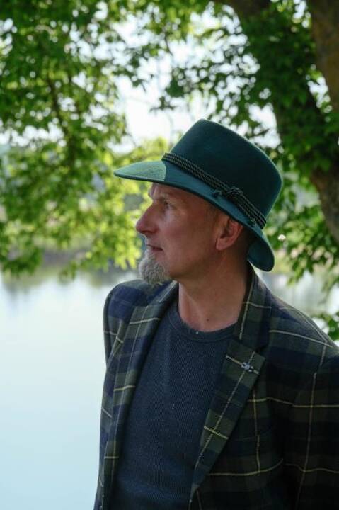 Veiklos: R. Morari įsiliejo į bendruomenę, rengia meno stovyklas vaikams, savo darbų parodas, individualiai moko tapybos.