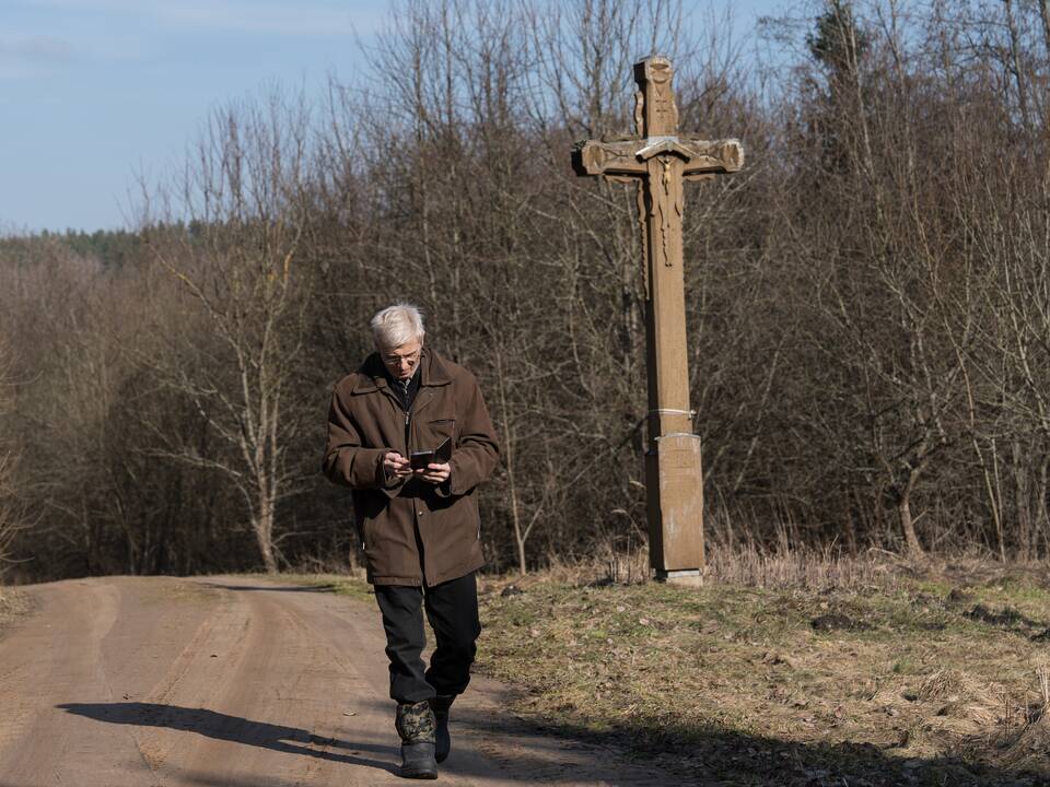 A. Šalkausko kūrybos ženklų gausu visoje Lietuvoje. Nuotraukose – kryžius Gurionyse, kardinolo Vincento Sladkevičiaus gimtinėje, Žaslių geležinkelio stotyje.