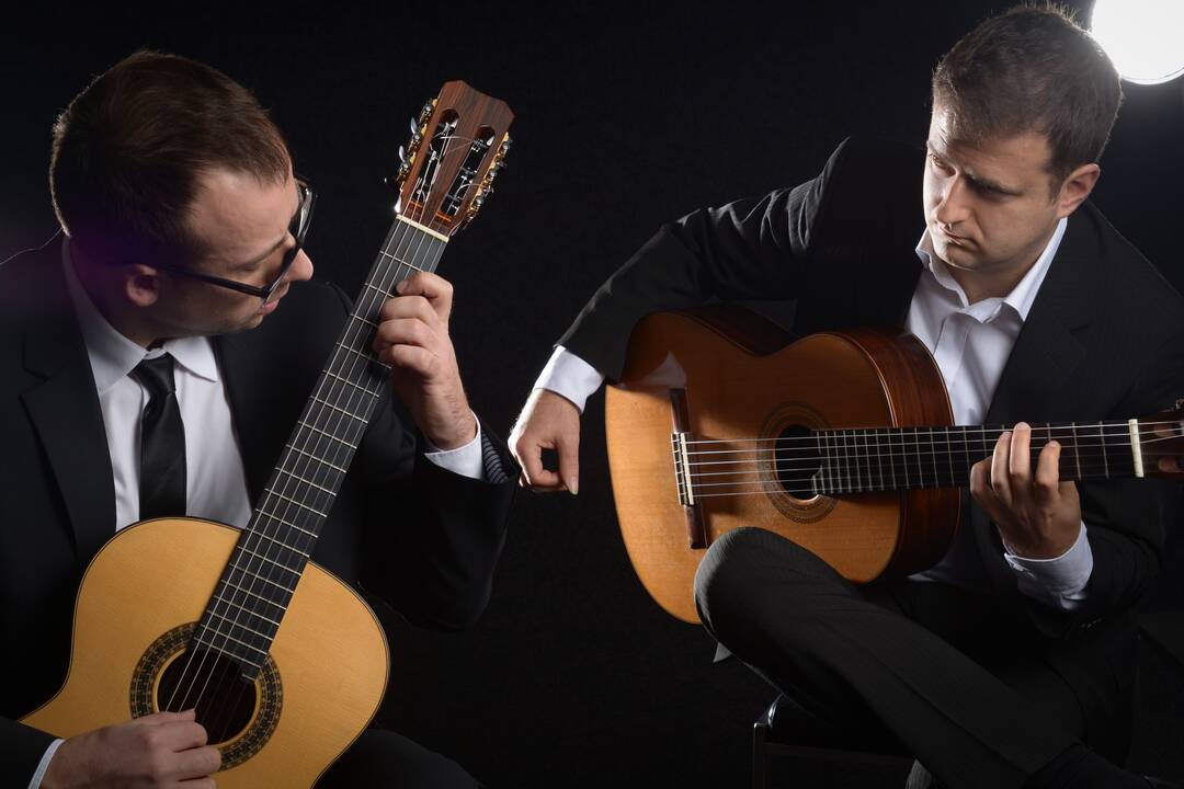 Svečiai: Zyplių dvare aistra muzikavimui dalysis gitaristų duetas iš Juodkalnijos G. Krivokapićius ir D. Cerovićius.