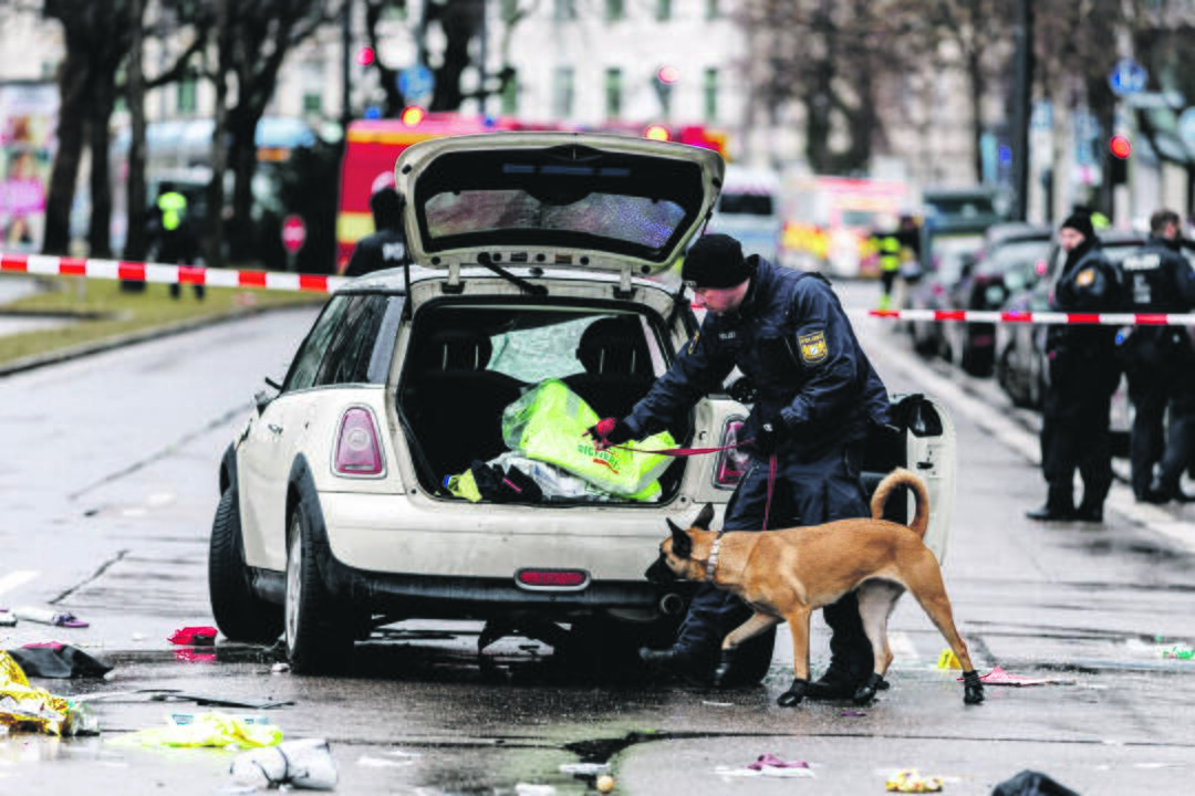 Pasirinkimas: pagrindiniai vasario 23 d. vyksiančių rinkimų oponentai — F. Merzas ir jo CDU/CSU (plakatas kairėje) bei O. Scholzas iš SPD.