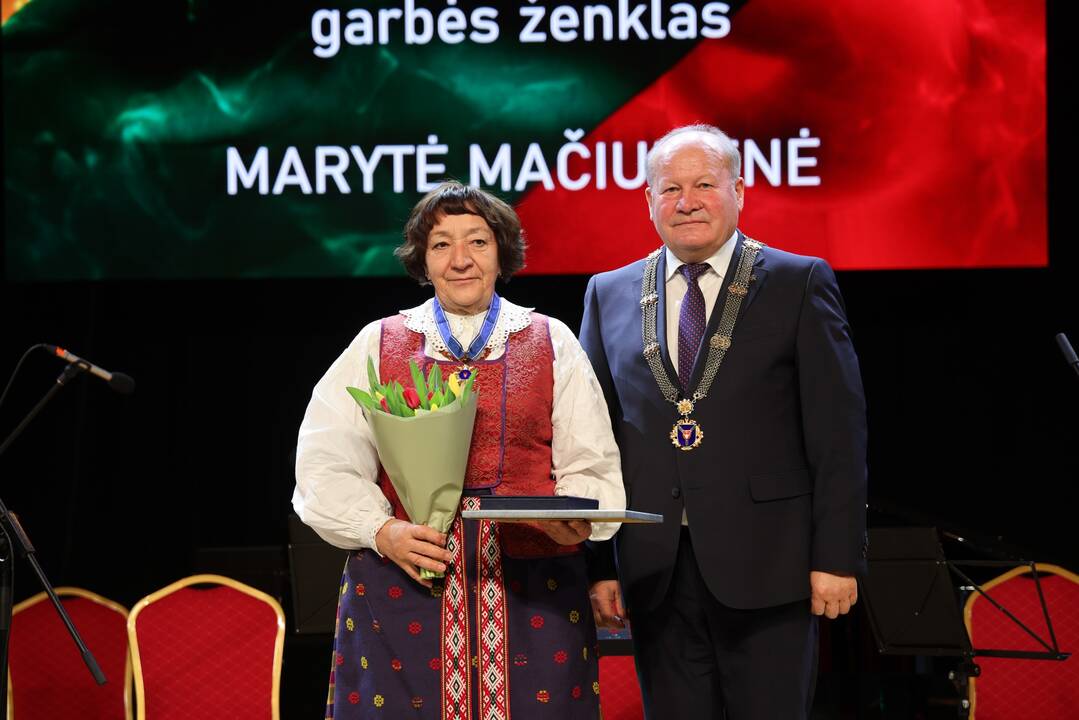 Nominantai: Lietuvos valstybės atkūrimo dienos proga V. Makūnas apdovanojo (pirmoje eilėje iš dešinės) M. Mačiulienę, R. Juodžbalienę, (antroje eilėje) R.Varanauską, R. Morari, V. Traškevičienę, G. Natkevičių, A. Plentaitę, I. Bartašienę ir V. Šliupienę.