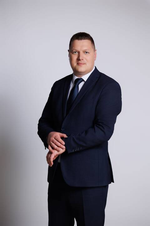 Veiklos: R. Morari įsiliejo į bendruomenę, rengia meno stovyklas vaikams, savo darbų parodas, individualiai moko tapybos.
