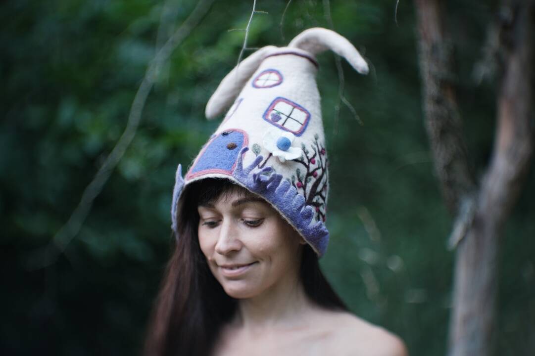  Atvirai: retas atvejis, kad J. Gelžinienė pozuotų su savo darbo veltinio suknele. „Sau esu per daug kritiška“, – tikina ji. 