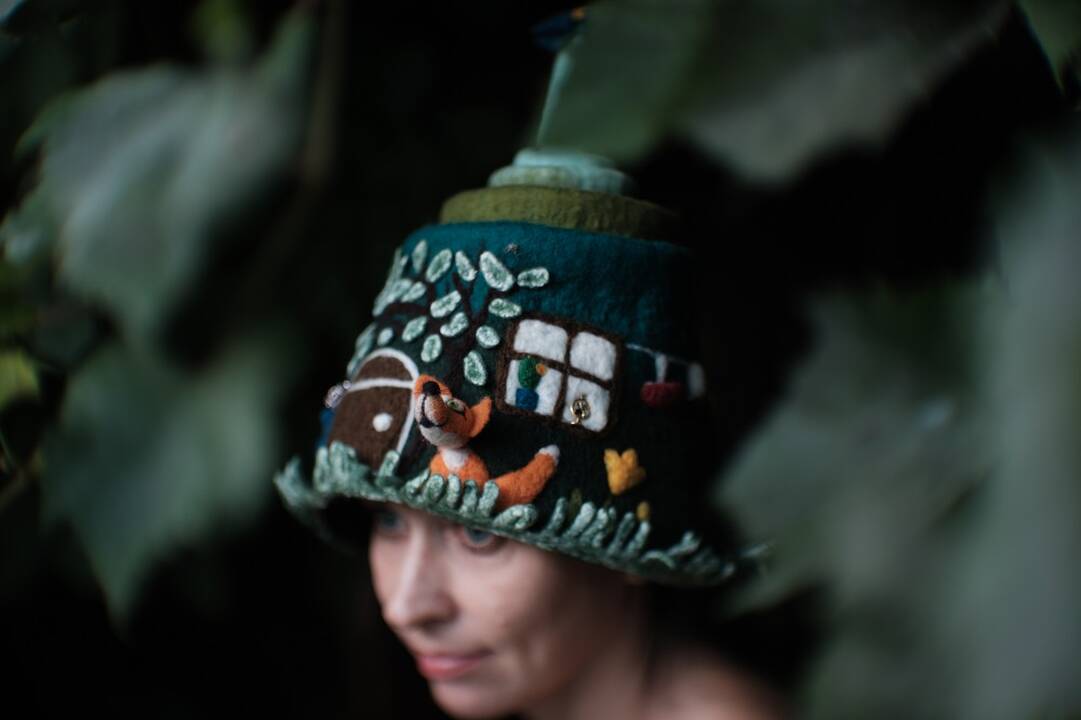  Atvirai: retas atvejis, kad J. Gelžinienė pozuotų su savo darbo veltinio suknele. „Sau esu per daug kritiška“, – tikina ji. 