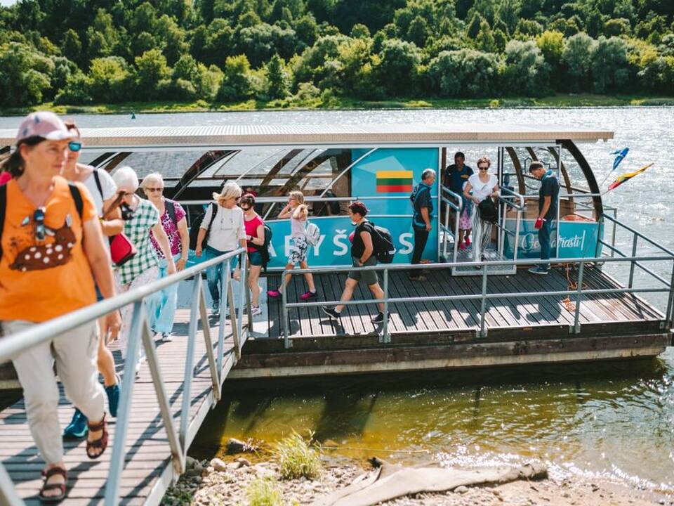 Vaizdas: plaukiant laivu galima pasigrožėti kitu rakursu atsiveriančia gamta ir architektūra.