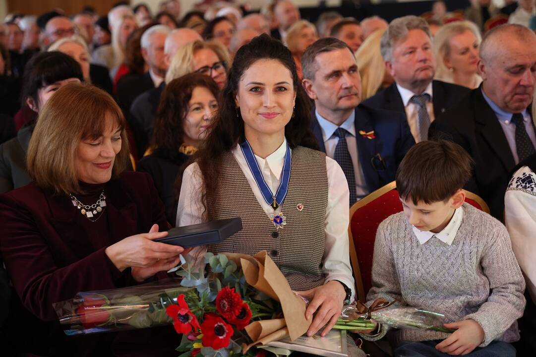 Nominantai: Lietuvos valstybės atkūrimo dienos proga V. Makūnas apdovanojo (pirmoje eilėje iš dešinės) M. Mačiulienę, R. Juodžbalienę, (antroje eilėje) R.Varanauską, R. Morari, V. Traškevičienę, G. Natkevičių, A. Plentaitę, I. Bartašienę ir V. Šliupienę.