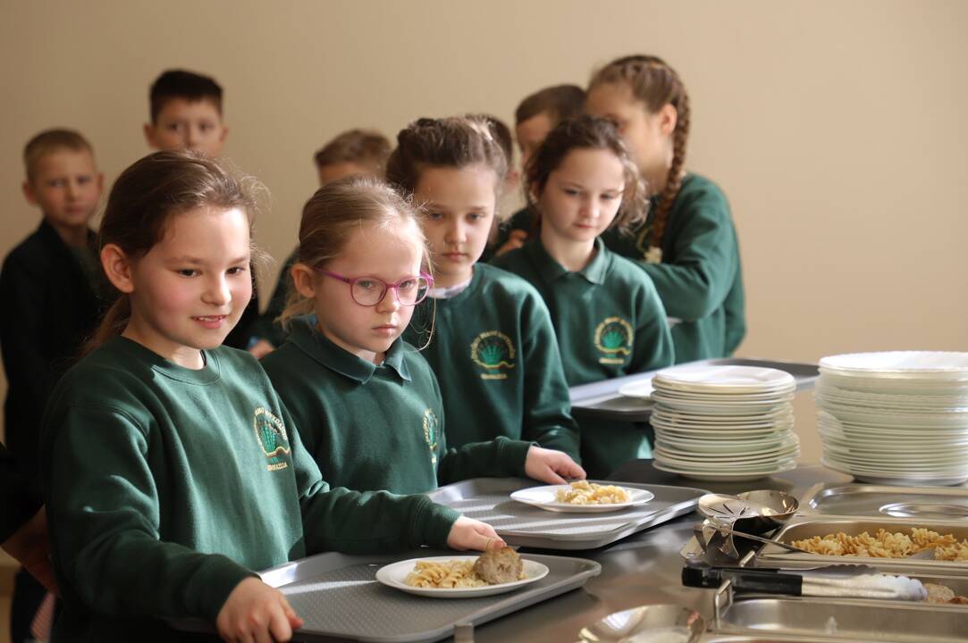 Privalumas: vaikams patinka galimybė patiems pasirinkti ir įsidėti maisto, susiformuoti norimo dydžio porciją.