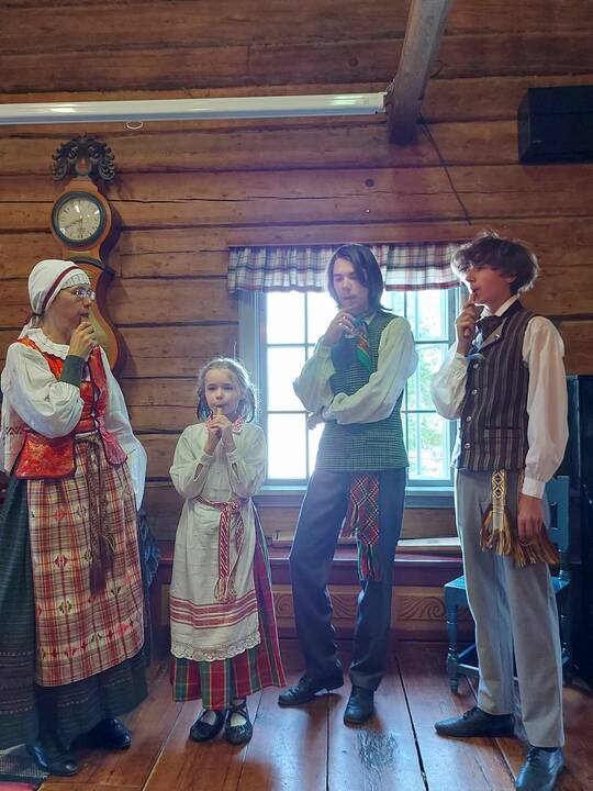 Vertybės: Astos šeimoje meilės folklorui ir senosioms tradicijoms grūdas jau seniai pasėtas. Vaikai drauge su mama daug metų lanko „Virvytės“ folklorinį ansamblį.