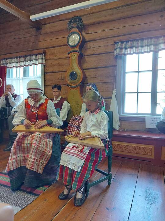 Vertybės: Astos šeimoje meilės folklorui ir senosioms tradicijoms grūdas jau seniai pasėtas. Vaikai drauge su mama daug metų lanko „Virvytės“ folklorinį ansamblį.