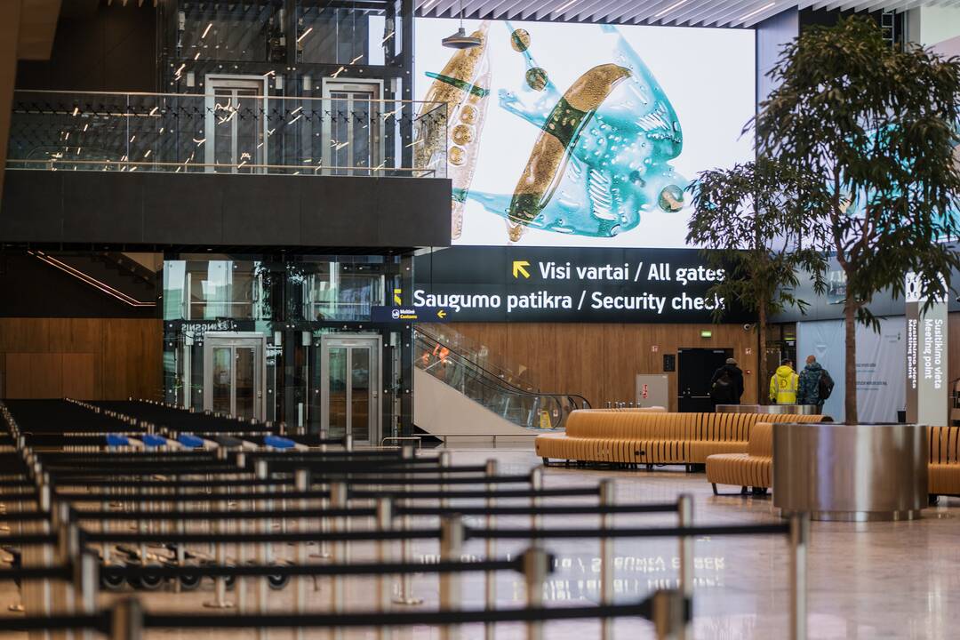  Akcentai: Lietuvos gamtos įkvėptas T. Černiausko kūrinys nuo šiol pasitiks ir išlydės visus Vilniaus oro uosto keliautojus.
