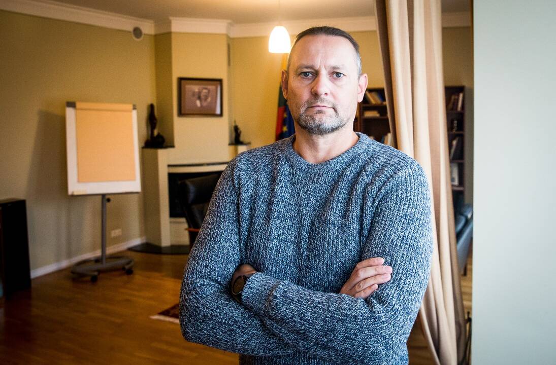 Lietuvoje politika gana smarkiai personalizuota, tačiau partijos neišsiugdo patrauklių lyderių, rinkimuose sau atstovauti, vesti sąrašus patiki nepartiniams.