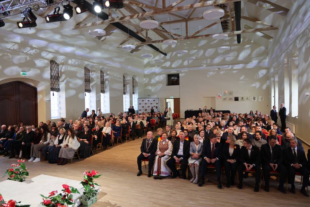 Nominantai: Lietuvos valstybės atkūrimo dienos proga V. Makūnas apdovanojo (pirmoje eilėje iš dešinės) M. Mačiulienę, R. Juodžbalienę, (antroje eilėje) R.Varanauską, R. Morari, V. Traškevičienę, G. Natkevičių, A. Plentaitę, I. Bartašienę ir V. Šliupienę.