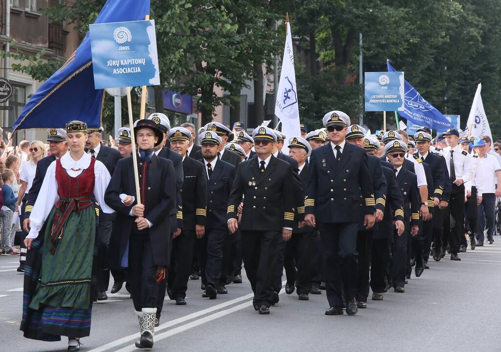 Tvarka: nors jūrininkai įvairiuose paraduose yra matomi, tačiau konkrečius jų duomenis registruose stengiamasi apsaugoti.