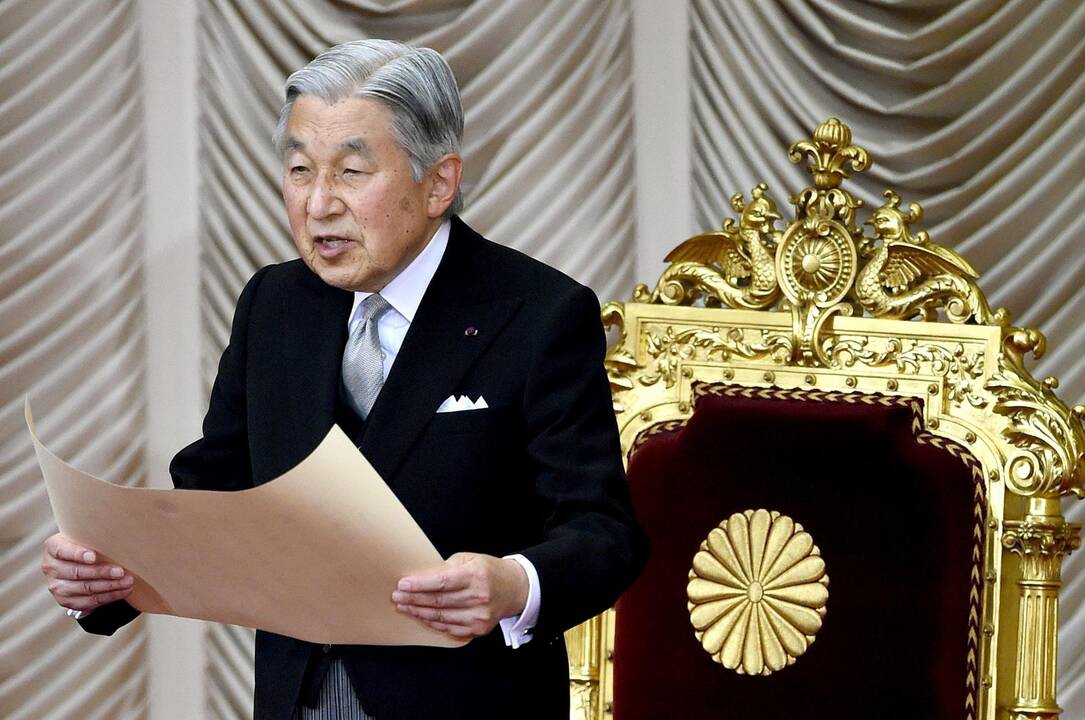 Šokiruoti japonai jaukinasi mintį apie imperatoriaus pasitraukimą