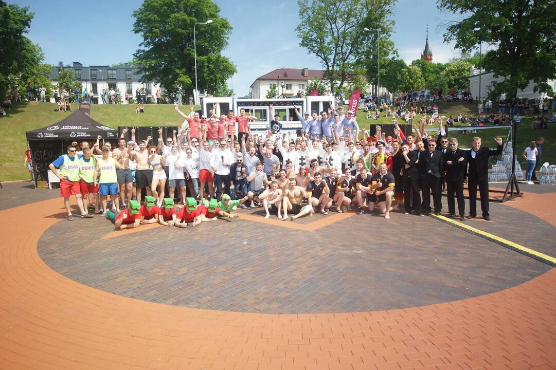 „Nacionalinės vyrų dienos“ vandens kovos