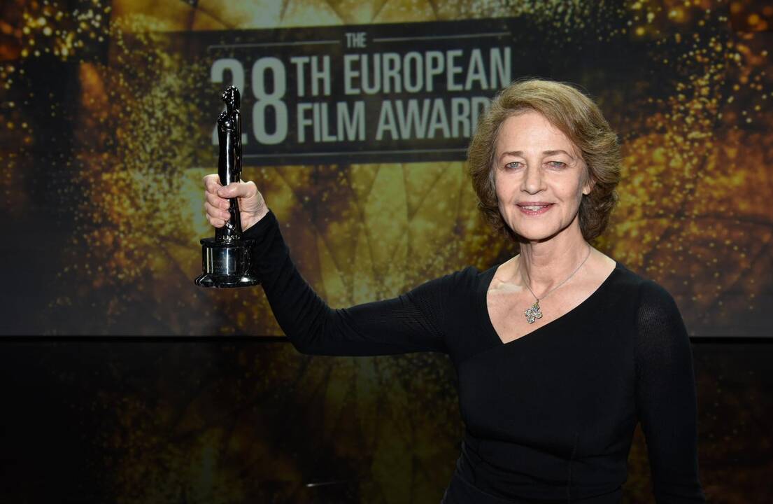 Aktorė Charlotte Rampling su Europos kino apdovanojimu už karjeros pasiekimus