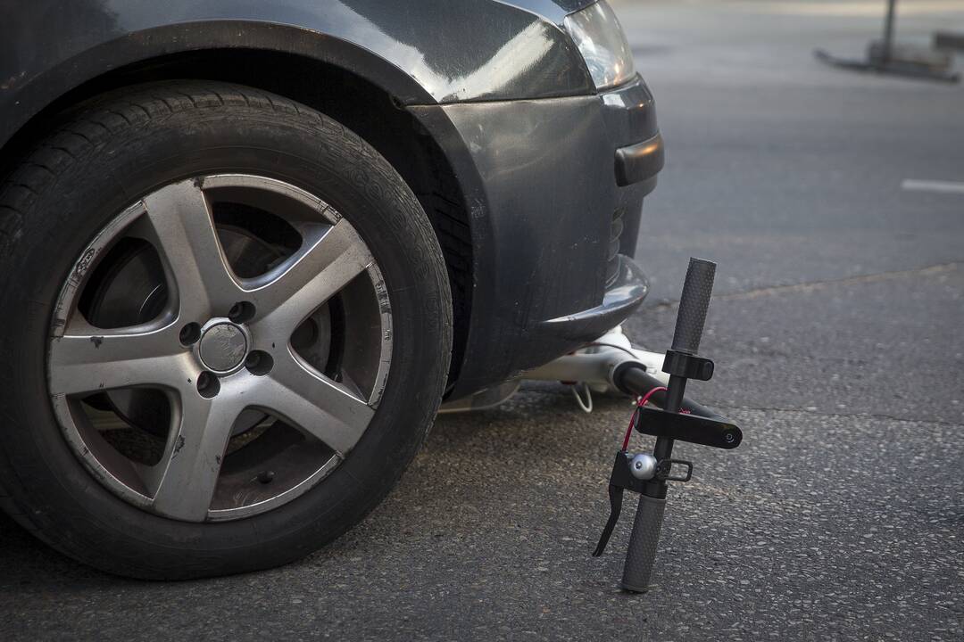 Pėsčiųjų perėjoje – paspirtukininko ir automobilio susidūrimas: nepilnametis pristatytas į ligoninę