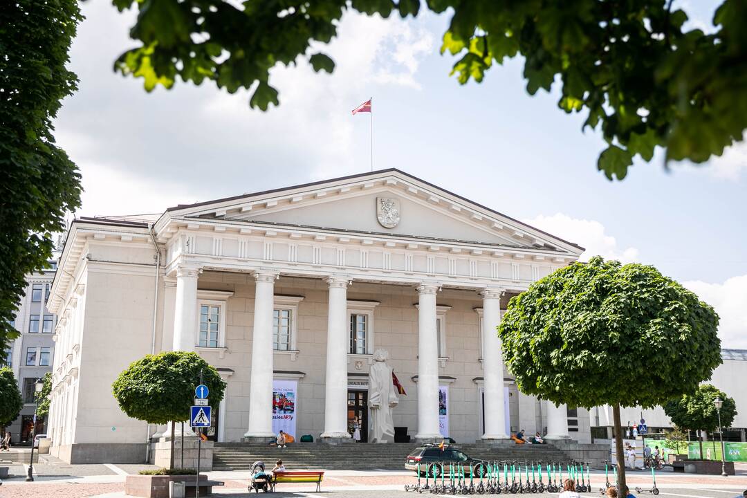 Sostinės Rotušės aikštėje atidaroma baltarusių menininko V. Tseslerio politinių plakatų paroda