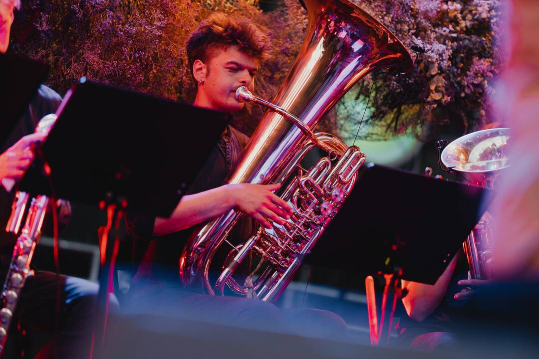 Komanda: specialiai dekoruotoje scenoje A. Orlovai talkino ne tik muzikinė grupė, bet ir pučiamųjų instrumentalistų kvintetas.