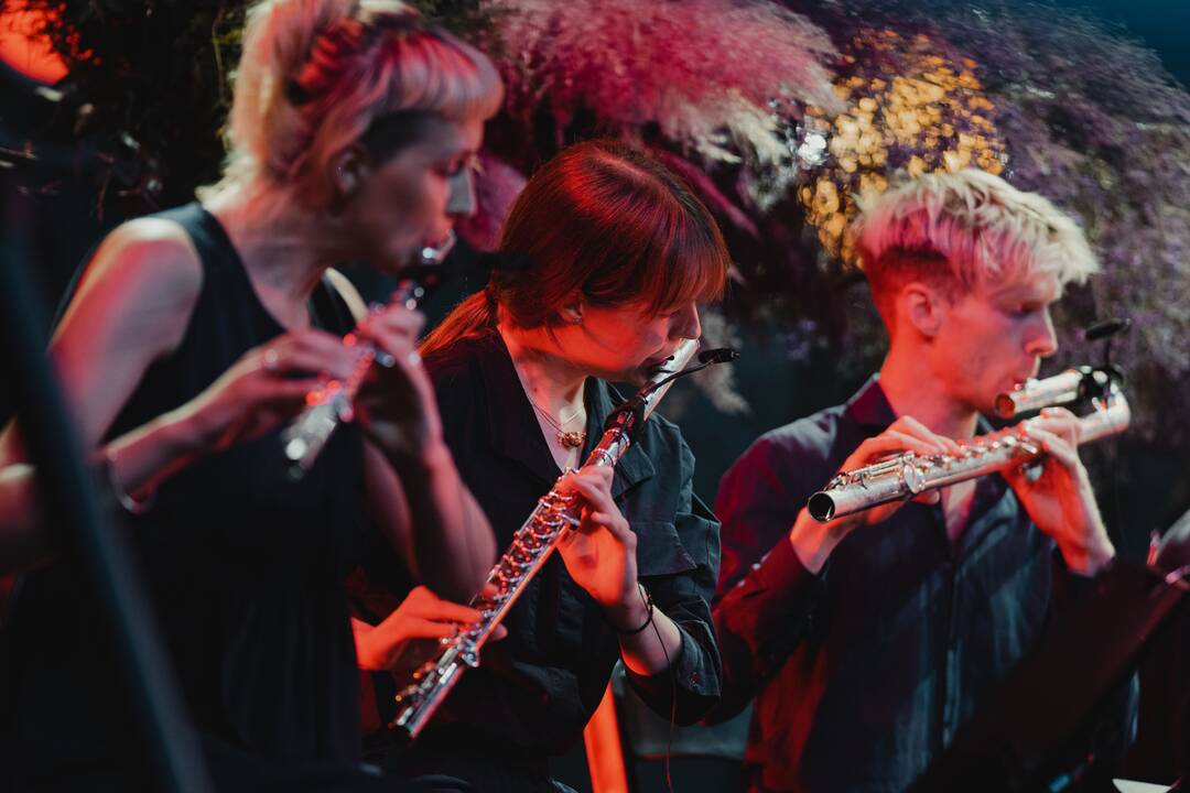 Komanda: specialiai dekoruotoje scenoje A. Orlovai talkino ne tik muzikinė grupė, bet ir pučiamųjų instrumentalistų kvintetas.