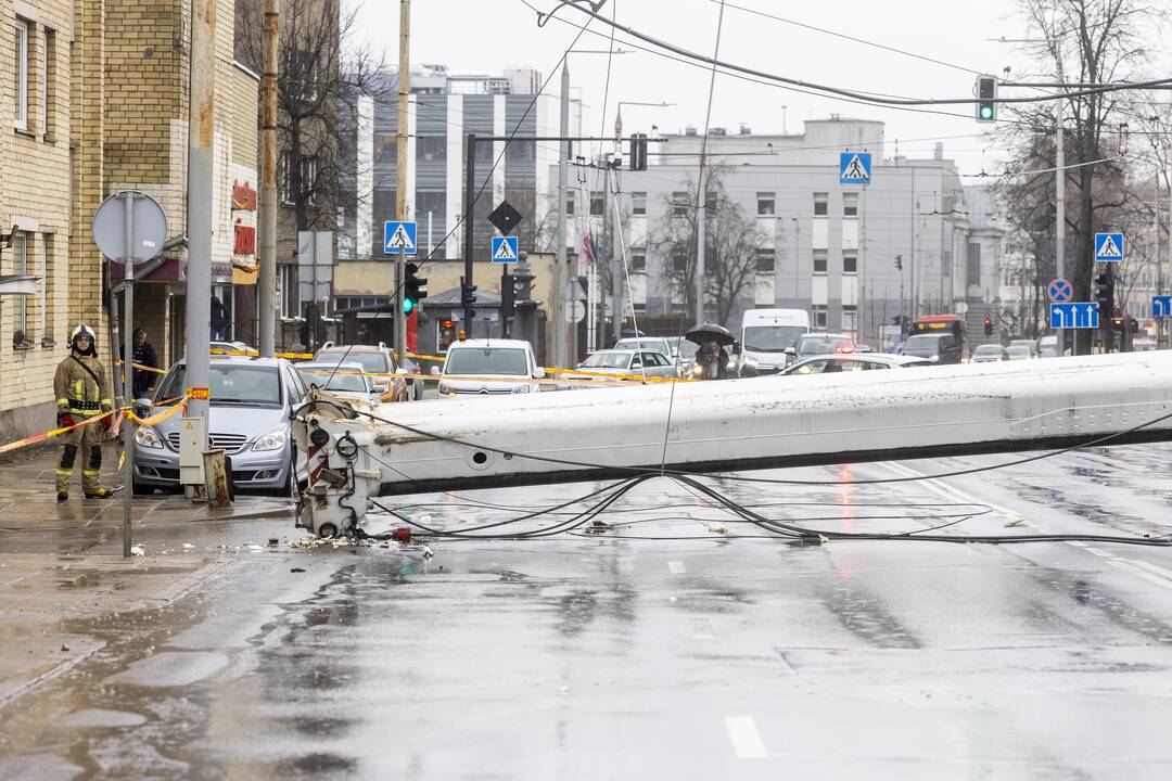 Sostinės Kauno gatvėje nukrito kranas