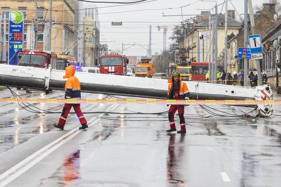 Sostinės Kauno gatvėje nukrito kranas