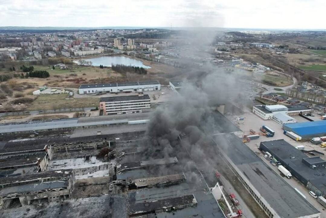 Pradėtas tyrimas dėl gaisro bendrovės „Ekobazė“ Alytaus padalinyje 
