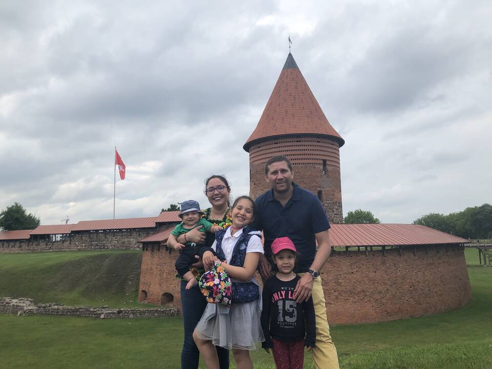 Vieningai: meksikiečių Moralesų šeima, jau dvejus metus gyvenanti Lietuvoje, sako, kad adaptuotis svečioje šalyje visiems kartu kur kas lengviau.