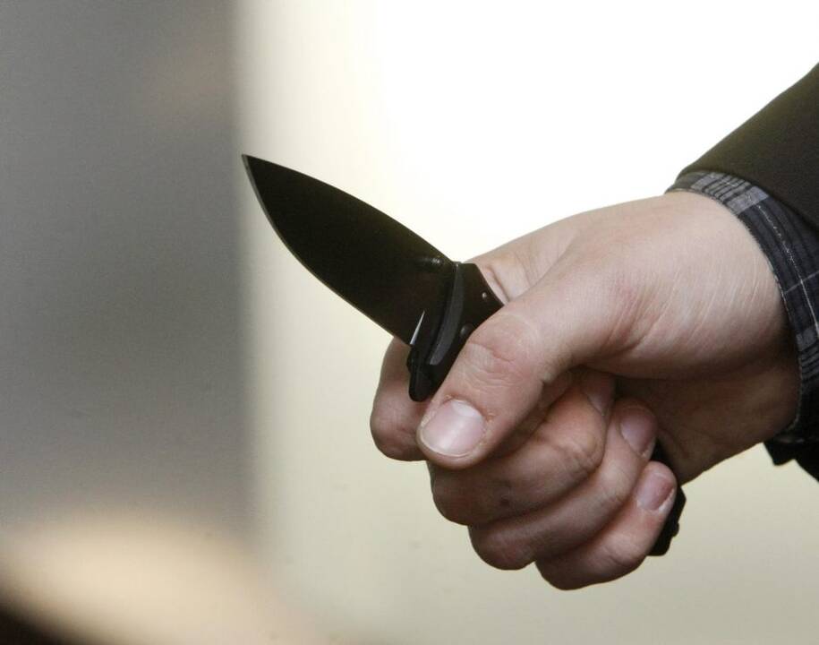 Vilniuje peiliu pasikėsinta į moters gyvybę: sužalojimus gydosi ligoninėje