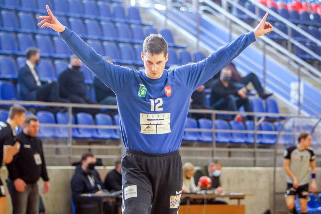 Varžovai: „Dragūno“ rankininkai (mėlynos spalvos marškinėliai) dažnokai strigo Vilniaus komandos gynybos užtvarose