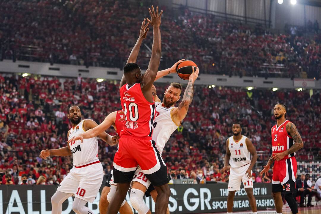Neįsižaidė: D. Motiejūnas (su kamuoliu) per trejas rungtynes su „Olympiakos“ surinko iš viso 15 taškų