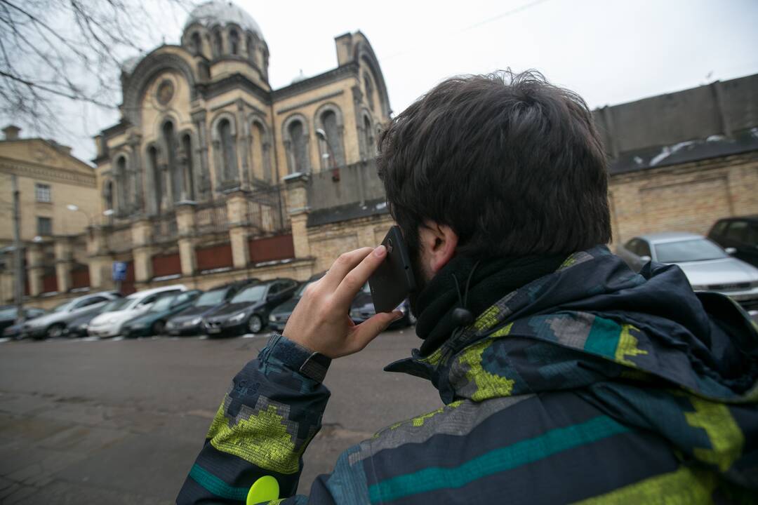 Telefoniniai sukčiai nesnaudžia: apgaulės būdu iš vyro ir moters pasisavino per 2 500 eurų