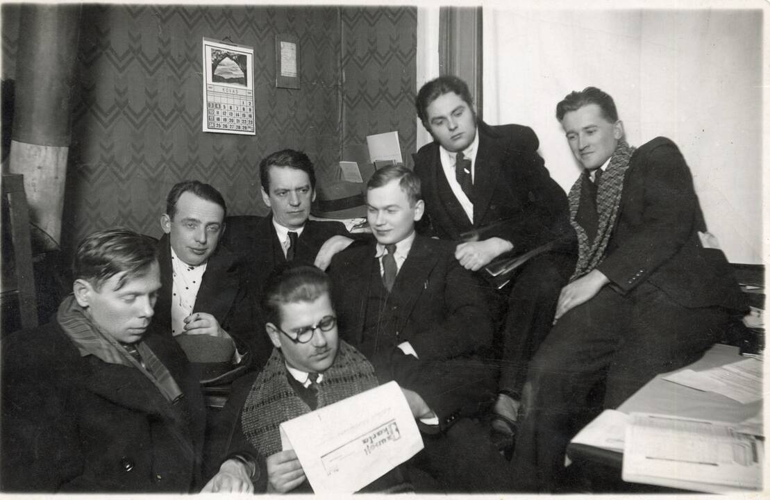 Veidai: žurnalistai ir rašytojai iš kairės S.Zobarskas,A.Gricius,V.Sirijos Gira, J.Petrėnas-Tarulis, nežinomas asmuo, J.Grušas, L.Gira, J Žlabys-Žengė ir kiti, 1935 m