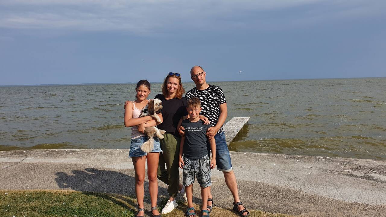 Pavojus: prasidėjus mokslo metams, vis dažniau ir ilgiau sėdima susirietus prie ekranų ar knygų, o tai kenkia sveikatai.